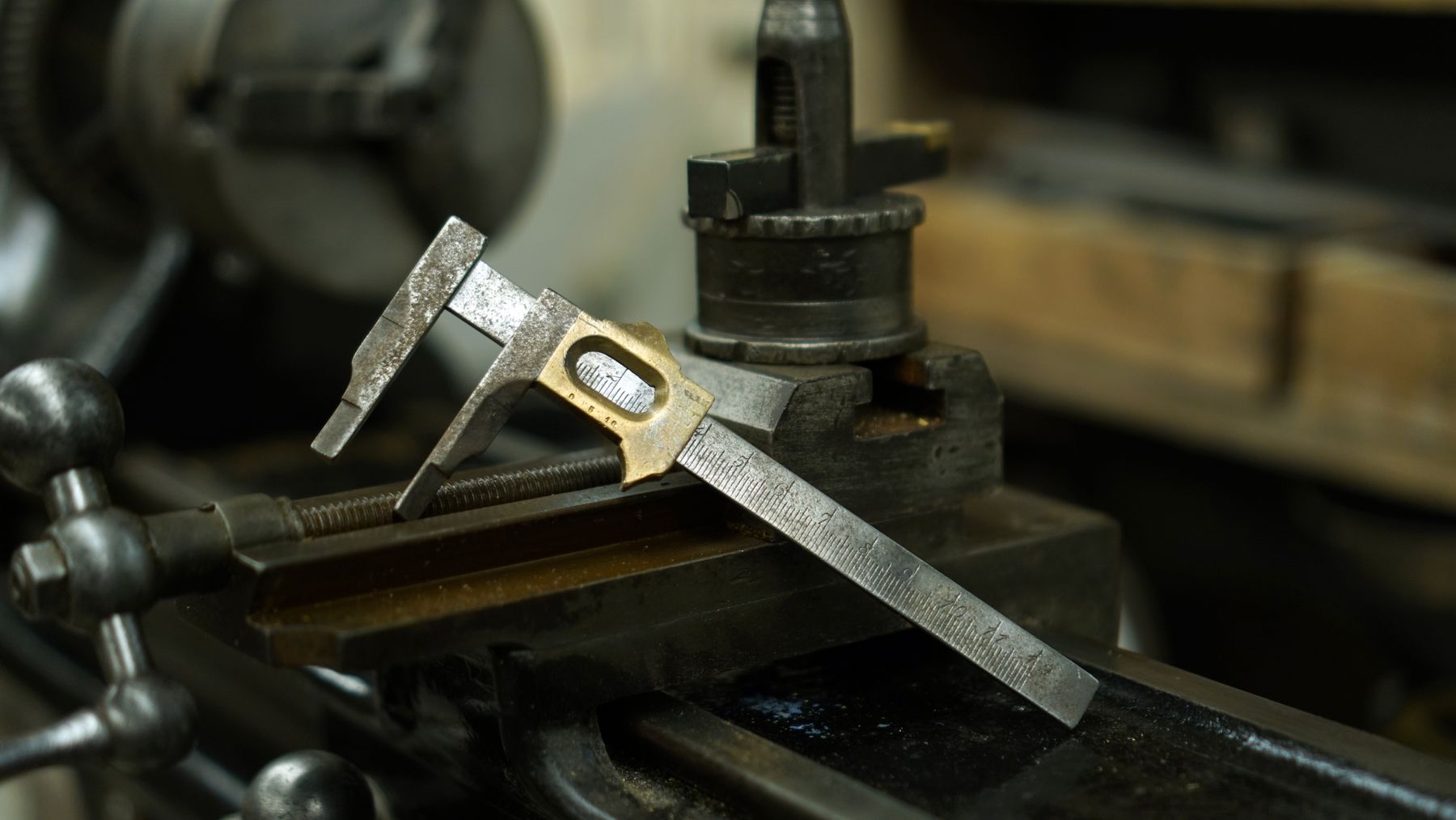 Metalen schuifmaat op een machine in de werkplaats