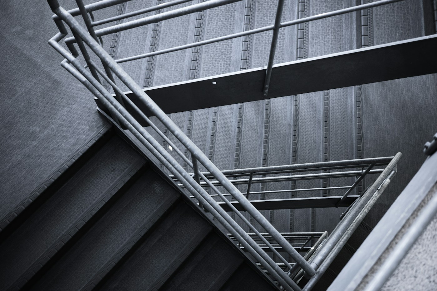 Metalen trap met geometrische leuningen